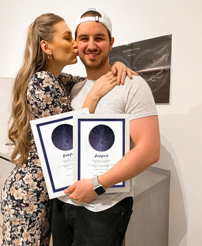 Couple heureux avec leurs certificats Offrez une Étoile
