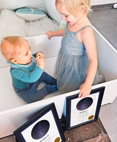 Frère et sœur avec un collier astrologique et leurs certificats Offrez une Étoile