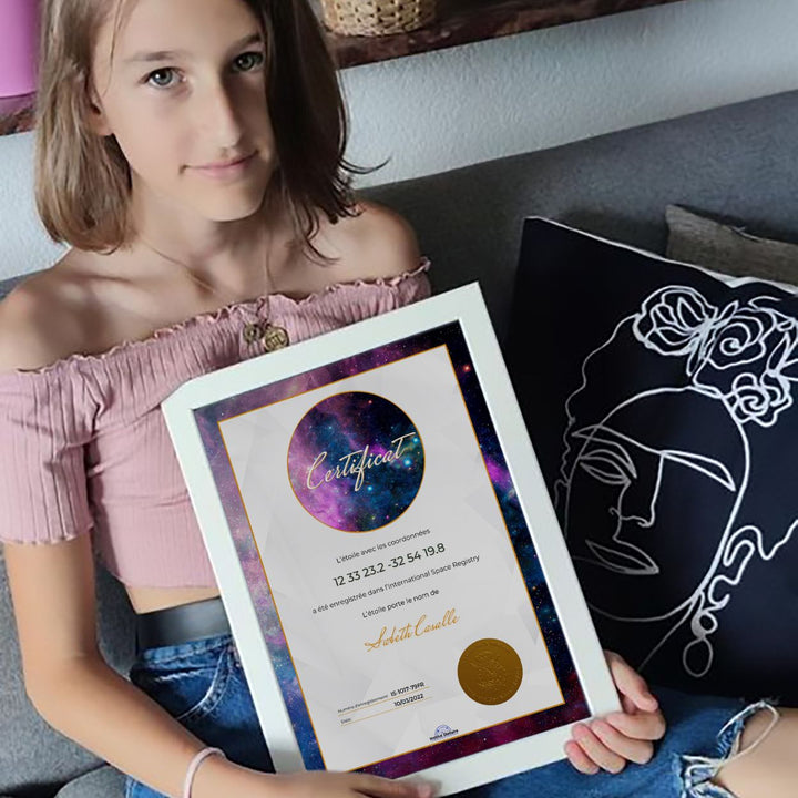 Une jeune fille tient son certificat d’étoile personnalisé à l’occasion de sa Première Communion.